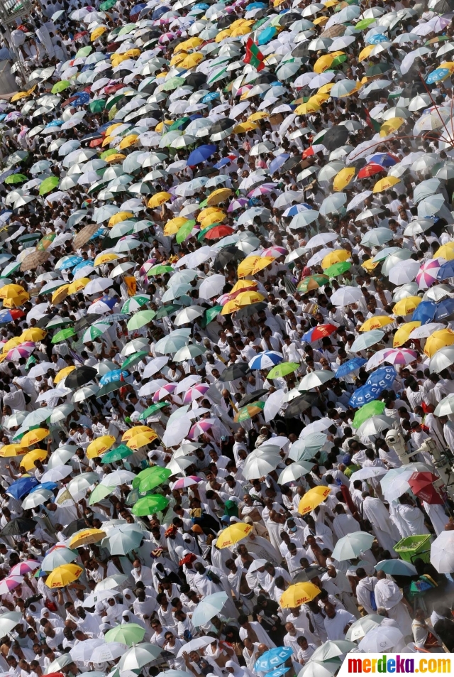 Foto : Pemandangan jutaan jemaah haji larut dalam zikir 