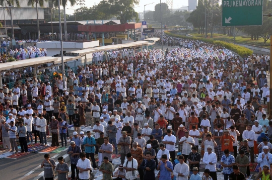 Ribuan jemaah salat Idul Adha padati jalanan di Pasar Senen