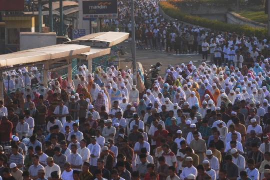 Ribuan jemaah salat Idul Adha padati jalanan di Pasar Senen