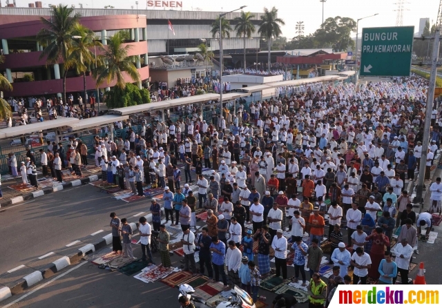 Foto : Ribuan jemaah salat Idul Adha padati jalanan di 