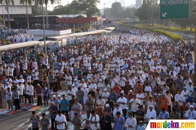 Foto : Ribuan jemaah salat Idul Adha padati jalanan di 