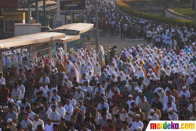Foto : Ribuan jemaah salat Idul Adha padati jalanan di 