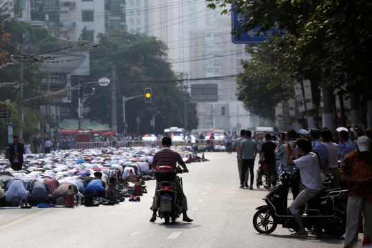 Kekhusyukan muslim China laksanakan Salat Id meski jadi tontonan