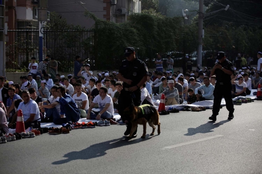 Kekhusyukan muslim China laksanakan Salat Id meski jadi tontonan