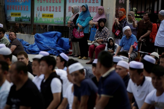 Kekhusyukan muslim China laksanakan Salat Id meski jadi tontonan