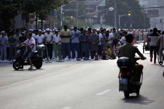 Kekhusyukan muslim China laksanakan Salat Id meski jadi tontonan