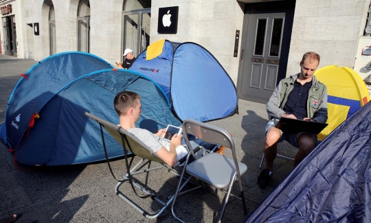 Warga Jerman rela berkemah di depan Apple Store demi iPhone 7