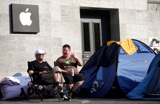 Warga Jerman rela berkemah di depan Apple Store demi iPhone 7