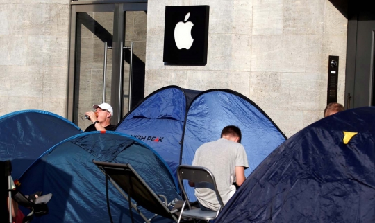 Warga Jerman rela berkemah di depan Apple Store demi iPhone 7