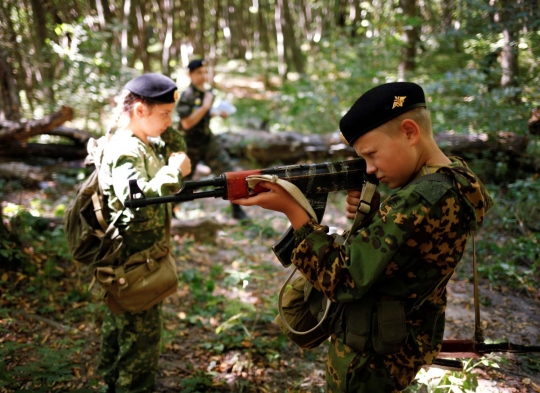 Aksi siswa SD di Rusia jalani latihan militer