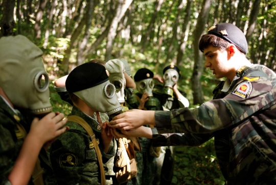 Aksi siswa SD di Rusia jalani latihan militer