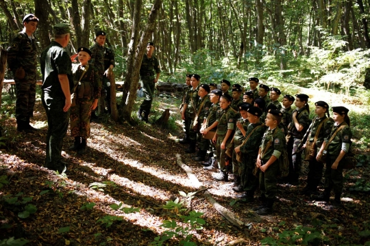 Aksi siswa SD di Rusia jalani latihan militer