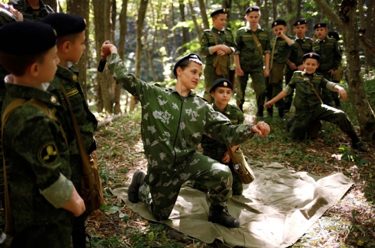 Aksi siswa SD di Rusia jalani latihan militer