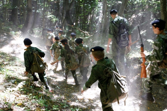 Aksi siswa SD di Rusia jalani latihan militer