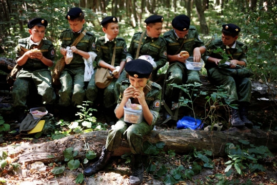 Aksi siswa SD di Rusia jalani latihan militer