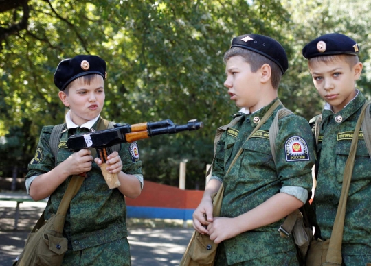 Aksi siswa SD di Rusia jalani latihan militer