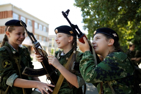 Aksi siswa SD di Rusia jalani latihan militer