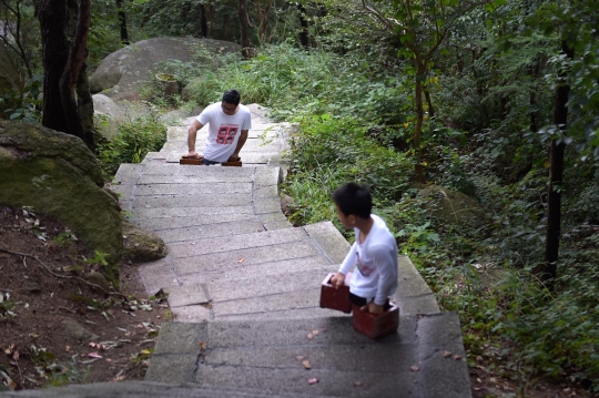 Kisah heroik dua pemuda di China mendaki gunung tanpa kaki