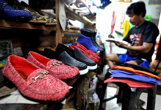 Menengok pembuatan sepatu dari sisik ikan di Serpong