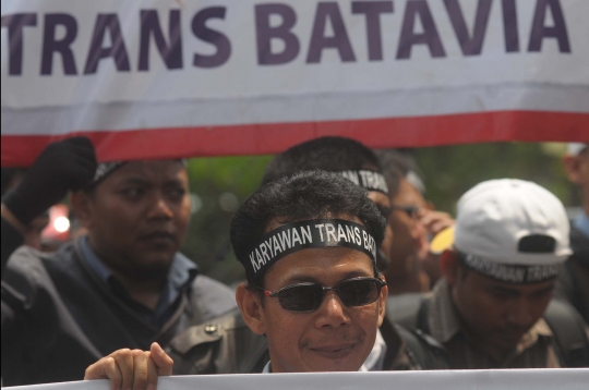 Ratusan operator bus Trans Batavia geruduk kantor Ahok