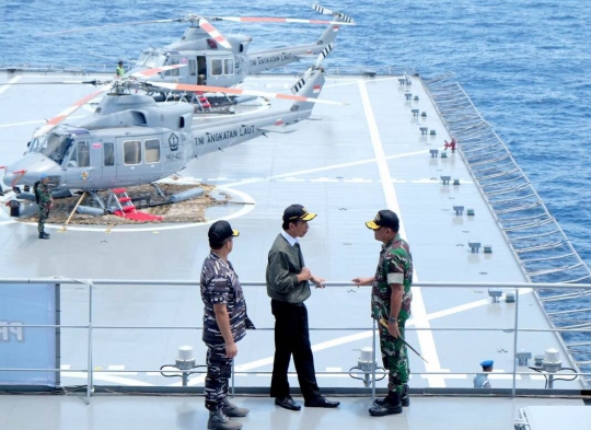 Jokowi tinjau uji coba senjata strategis TNI AL di Laut Jawa