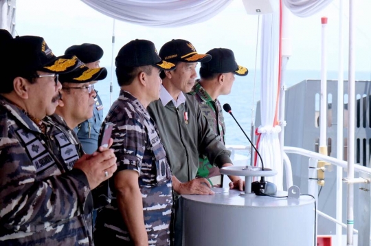 Jokowi tinjau uji coba senjata strategis TNI AL di Laut Jawa