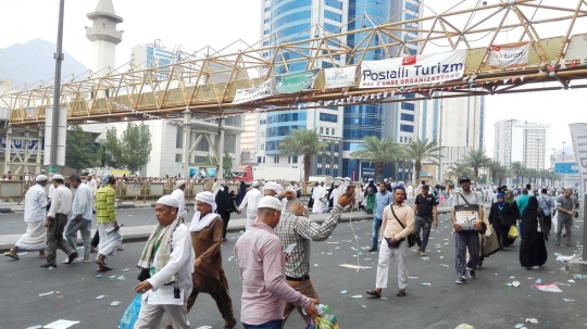 Pemandangan sampah botol minuman kotori jalanan Makkah-Mina