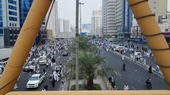 Pemandangan sampah botol minuman kotori jalanan Makkah-Mina