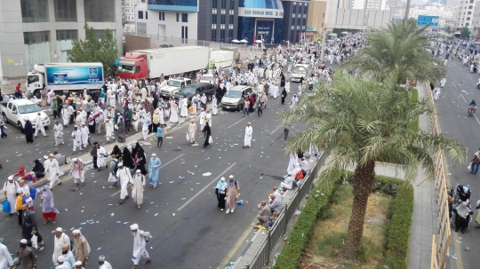 Pemandangan sampah botol minuman kotori jalanan Makkah-Mina