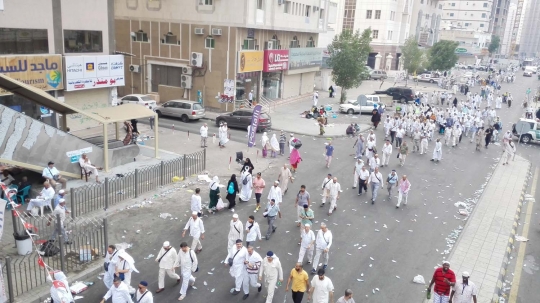 Pemandangan sampah botol minuman kotori jalanan Makkah-Mina