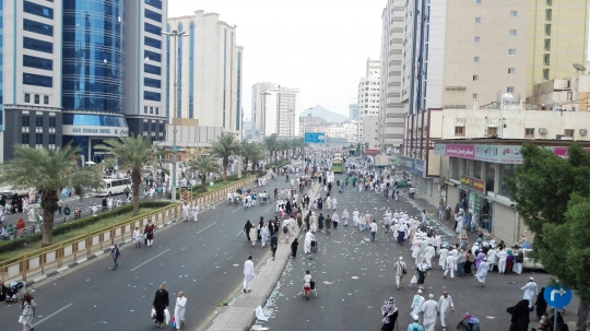 Pemandangan sampah botol minuman kotori jalanan Makkah-Mina