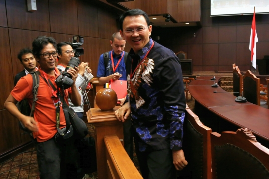 Gaya santai Ahok hadapi Yusril di sidang gugatan aturan cuti Pilkada