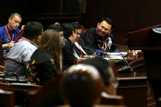 Gaya santai Ahok hadapi Yusril di sidang gugatan aturan cuti Pilkada