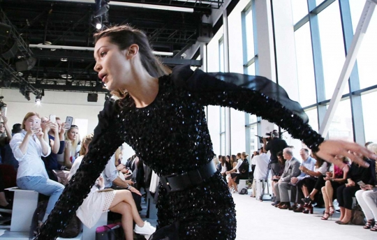 Momen memalukan saat Bella Hadid tergelincir di catwalk