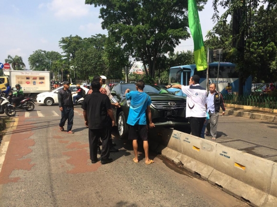 Mobil TNI hantam separator busway