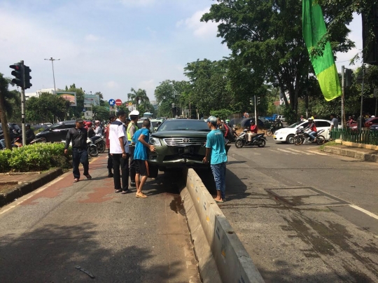 Mobil TNI hantam separator busway