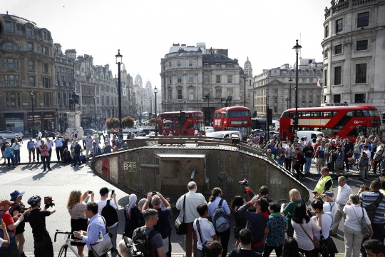 Berusia 100 tahun, tank uzur Perang Dunia I diarak keliling London