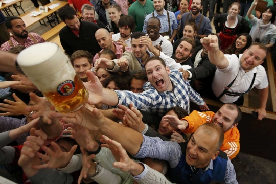 Antusiasme penggila miras berebut bir pertama di Oktoberfest