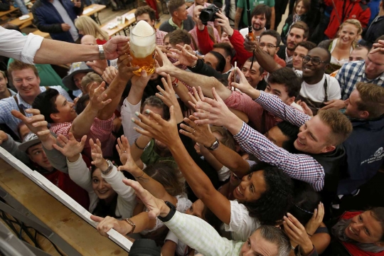 Antusiasme penggila miras berebut bir pertama di Oktoberfest