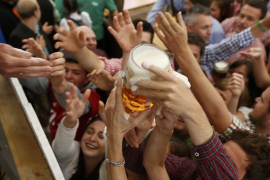Antusiasme penggila miras berebut bir pertama di Oktoberfest