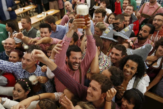 Antusiasme penggila miras berebut bir pertama di Oktoberfest