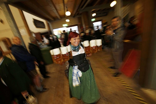 Antusiasme penggila miras berebut bir pertama di Oktoberfest