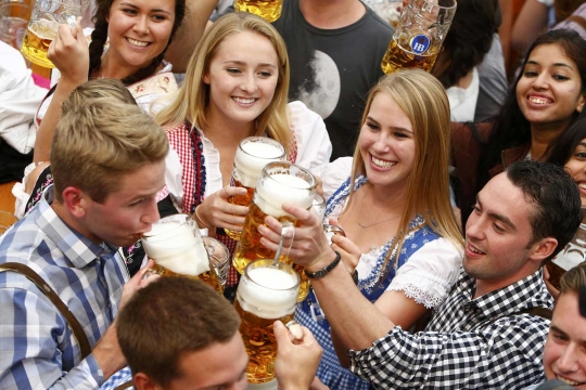 Gadis-gadis cantik di festival bir Oktoberfest