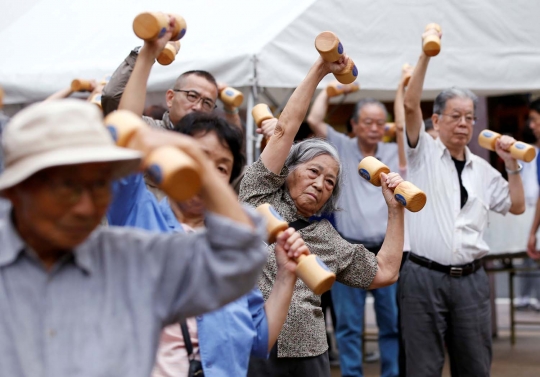 Semangat lansia di Jepang jaga kebugaran dengan angkat barbel