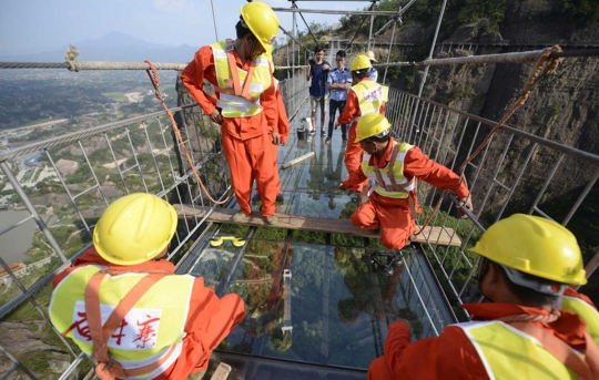 Melihat penggantian kaca jembatan gantung yang tergores di China