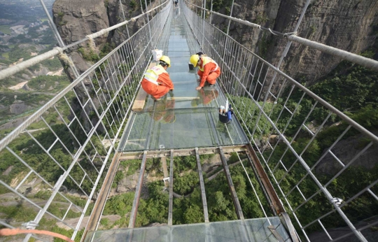 Melihat penggantian kaca jembatan gantung yang tergores di China