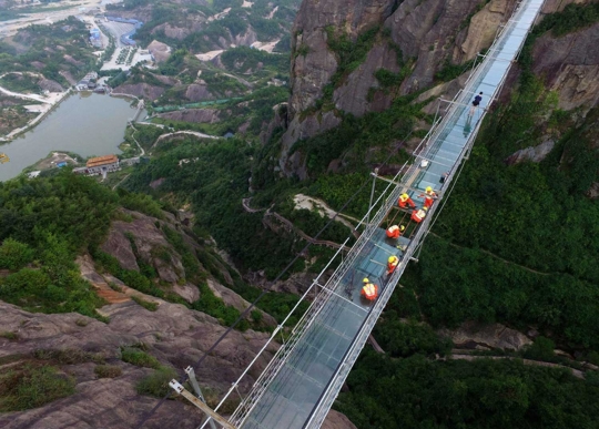 Melihat penggantian kaca jembatan gantung yang tergores di China