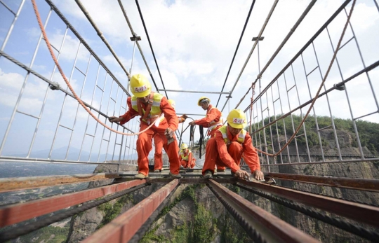 Melihat penggantian kaca jembatan gantung yang tergores di China