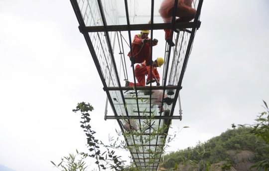 Melihat penggantian kaca jembatan gantung yang tergores di China
