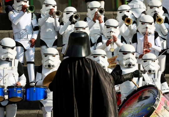 Ketika Darth Vader dan prajuritnya tampil jadi marching band